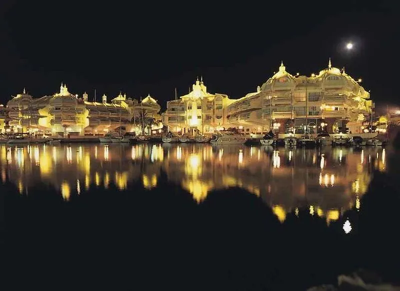 בנאלמדנה Puerto Marina Palace